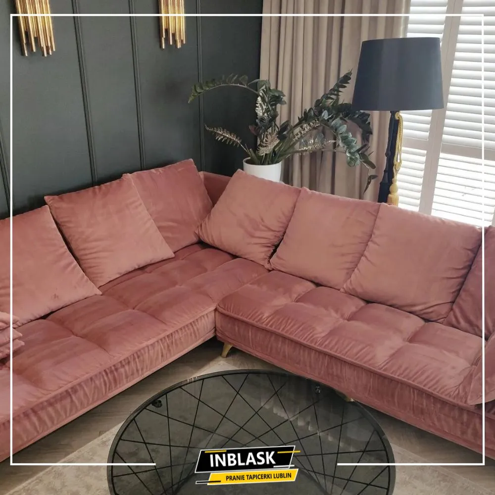 Szara wykładzina w żłobku dla dzieci efekt w trakcie prania ekstrakcyjnego