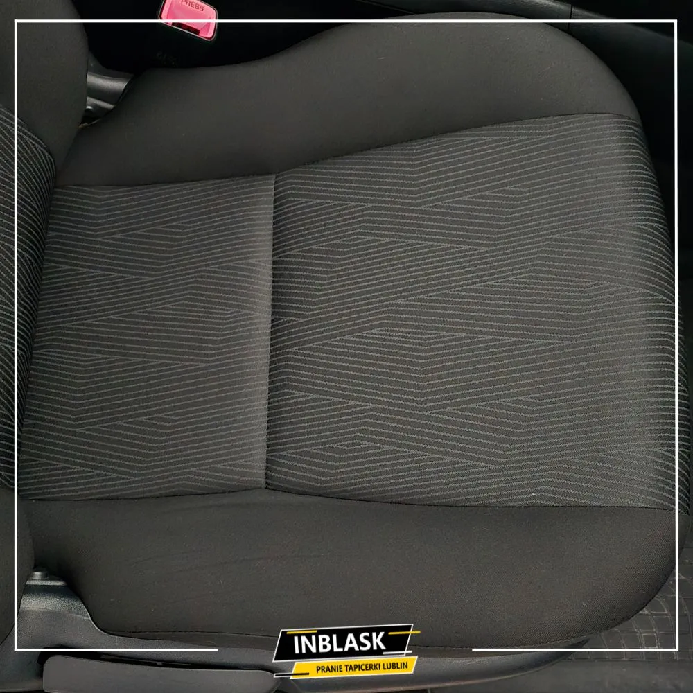 Wydeptana wykładzina przy biurku w gabinecie przed i po praniu ekstrakcyjnym