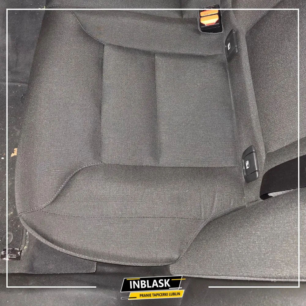 Jasny fotel łączący materiał ze skórą w samochodzie Hyundai i30 przed i po praniu tapicerki oraz czyszczeniu obicia skórzanego