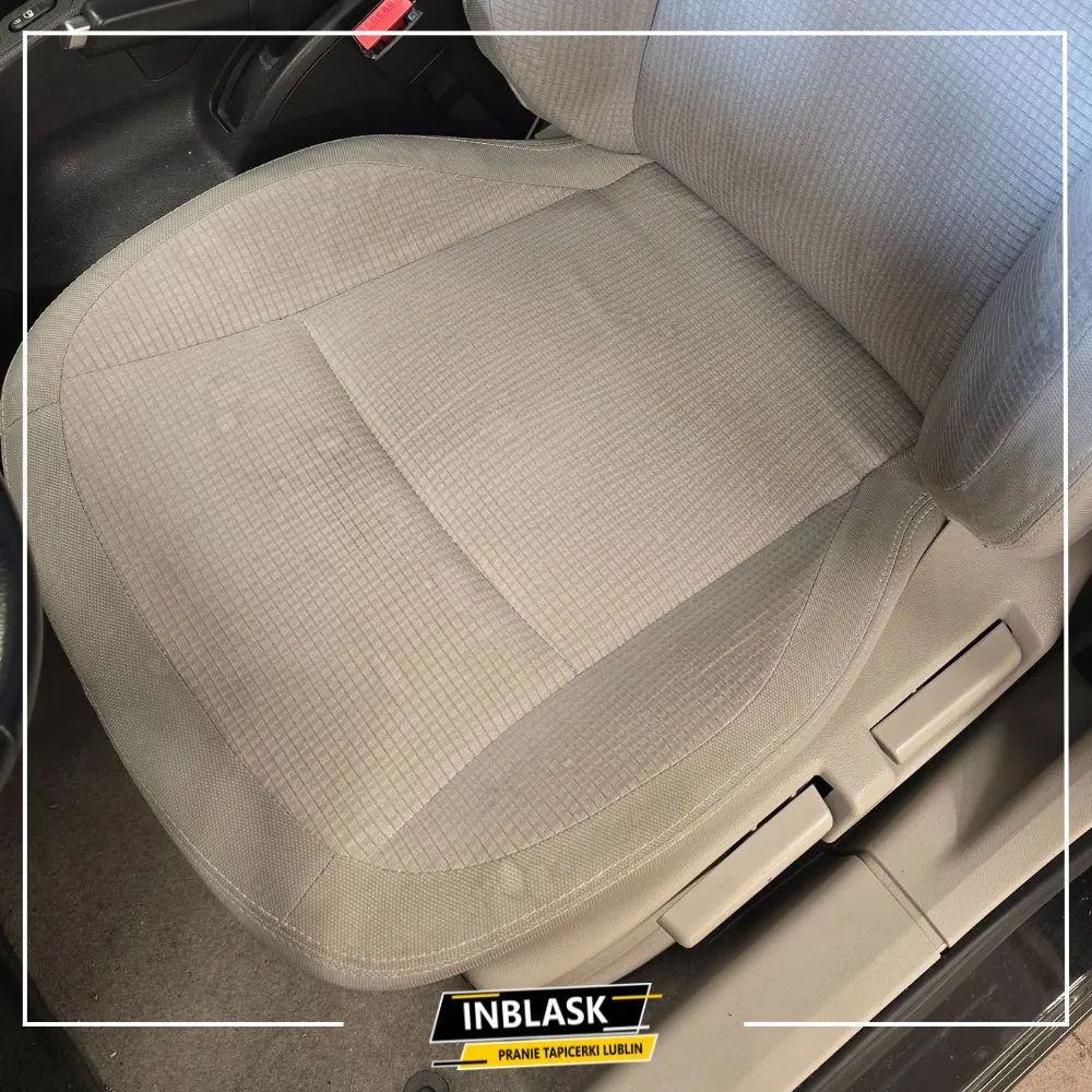 Podłoga przód od strony pasażera w samochodzie Mercedes W202 przed i po odkurzaniu oraz praniu tapicerki