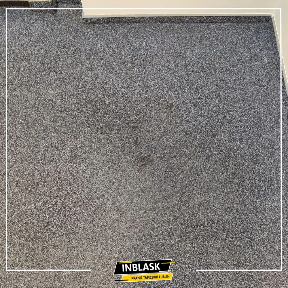 Wydeptana wykładzina przy biurku w gabinecie przed i po praniu ekstrakcyjnym